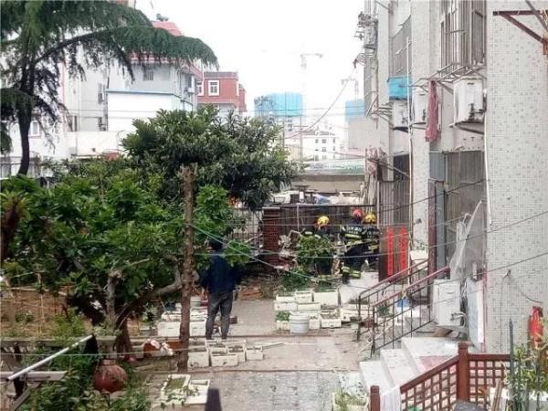 突發(fā)！青島一居民樓發(fā)生爆燃！已造1人死亡，7人受傷！3公里外有震感…