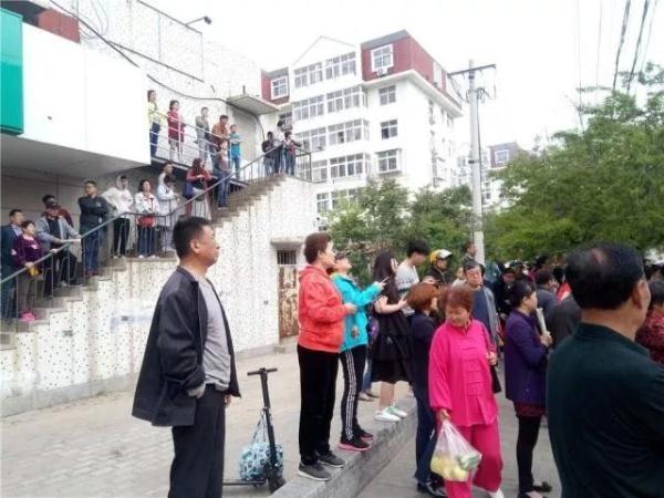 突發(fā)！青島一居民樓發(fā)生爆燃！已造1人死亡，7人受傷！3公里外有震感…