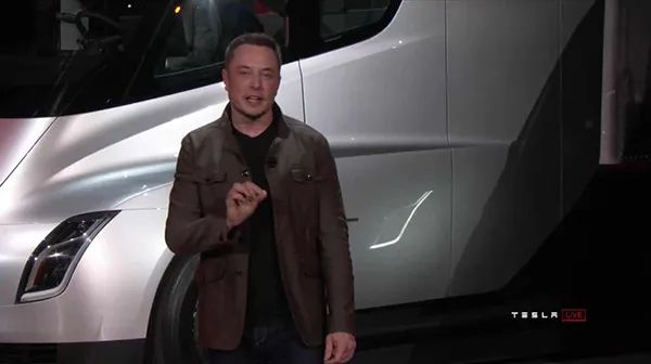 特斯拉創(chuàng)始人兼CEO埃隆·馬斯克(Elon Musk)乘坐著Semi來到發(fā)布會(huì)現(xiàn)場 圖片來源:澎湃新聞